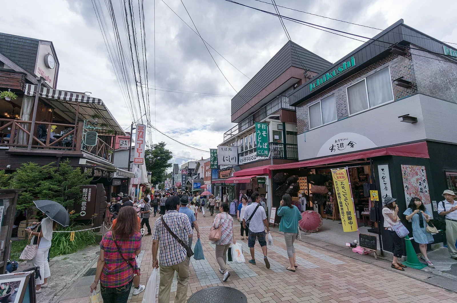 舊輕井澤銀座商店街街景，照片攝於 2014 年。