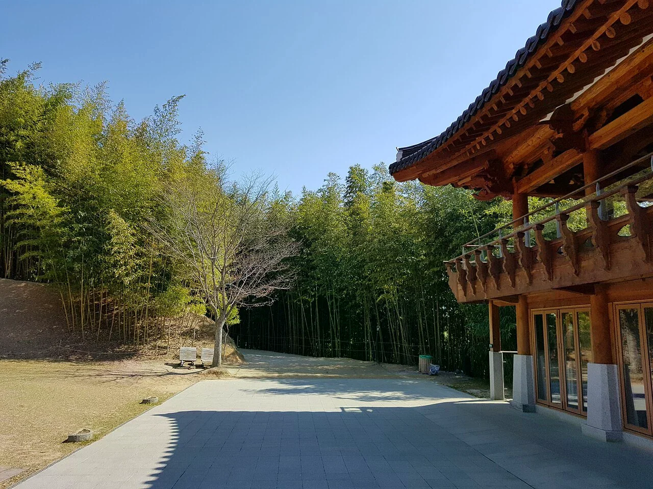 潭陽竹綠苑竹林旁的韓屋風建築與庭院
