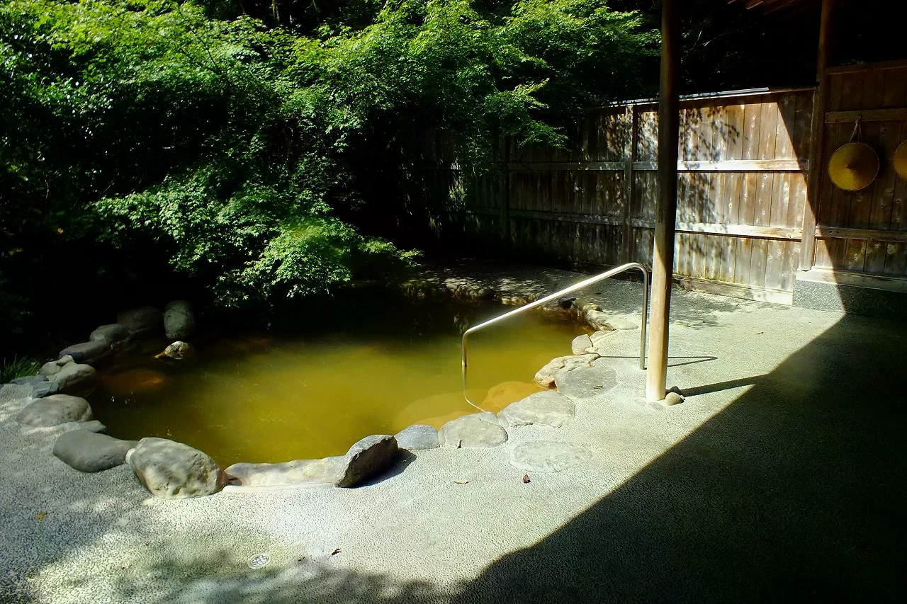 兵庫縣塩田溫泉湯元上山旅館的露天浴池。