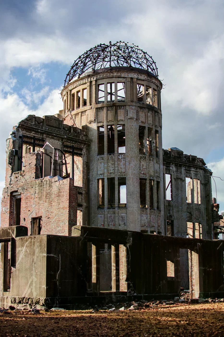廣島和平紀念公園中的原爆圓頂與藍天，廣島城市目的地情境照片