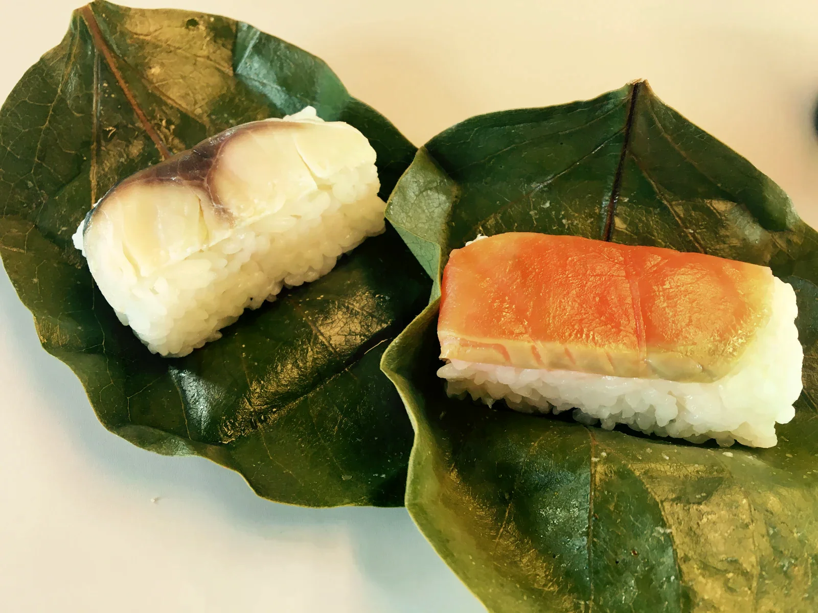 放在柿葉上的魚片壽司與米飯