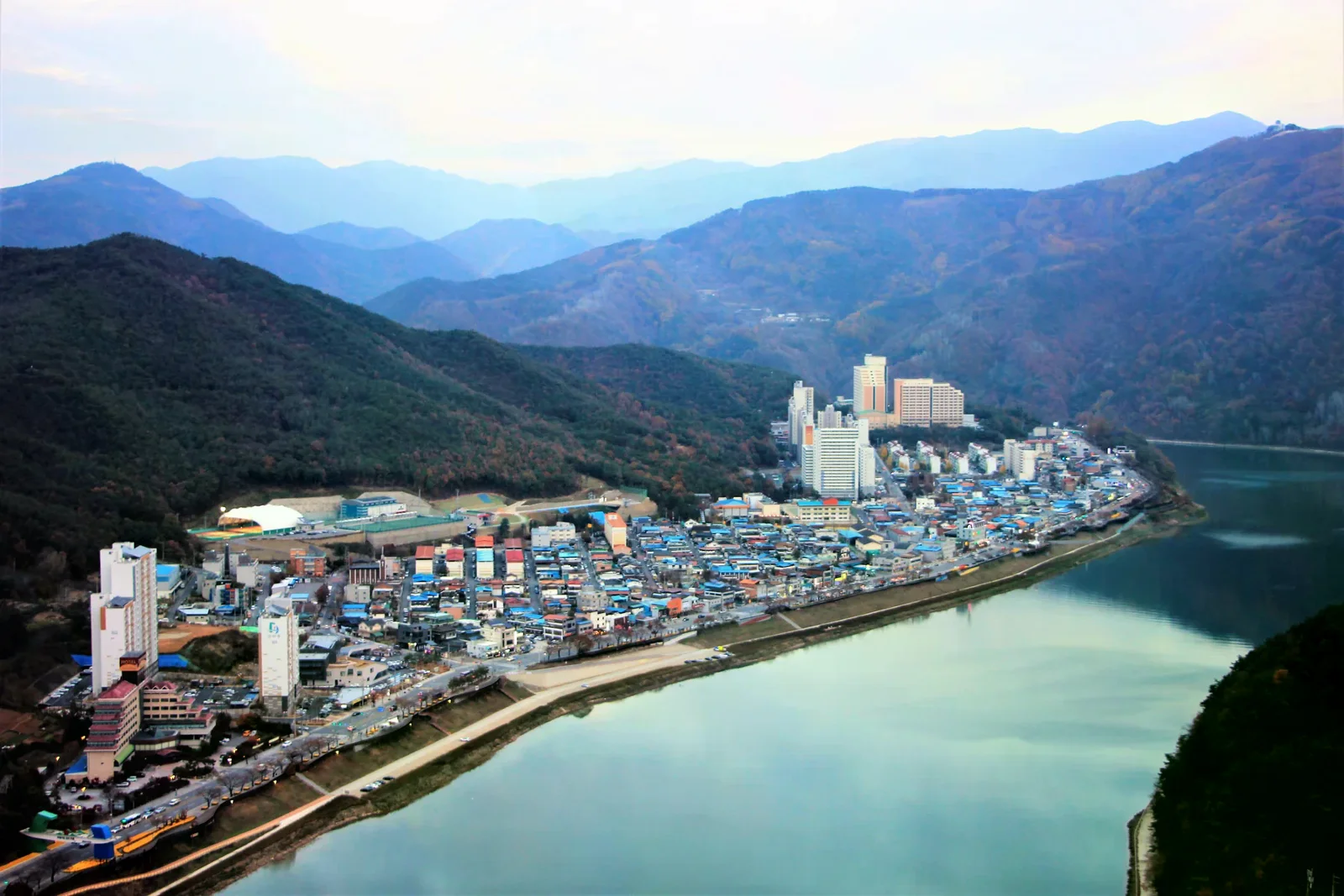 從丹陽萬天下天空步道俯瞰南漢江、丹陽市區與群山