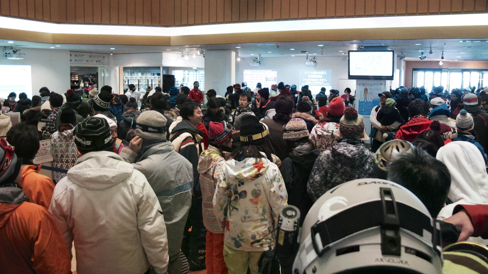滑雪場售票處前擠滿穿著雪衣的旅客