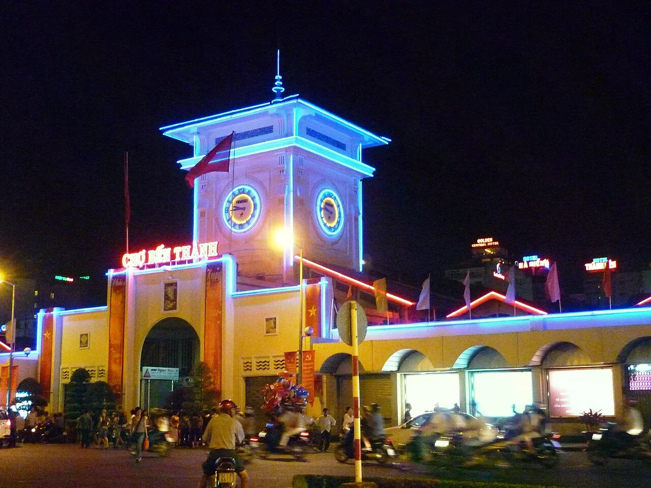 入夜後亮燈的濱城市場