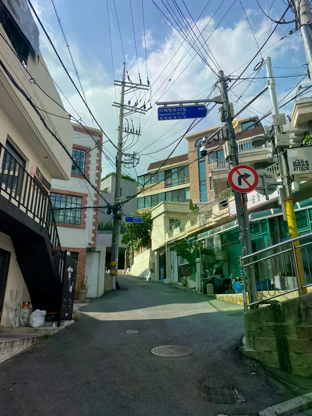 解放村坡巷路口的「이태원로23길」路牌、住宅與店面