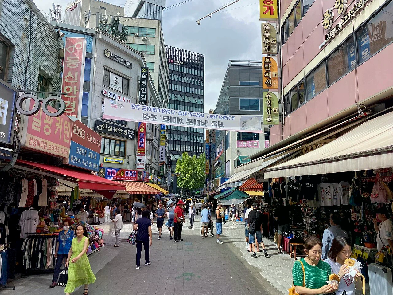 南大門市場街道，兩側店面掛著韓文招牌並陳列商品