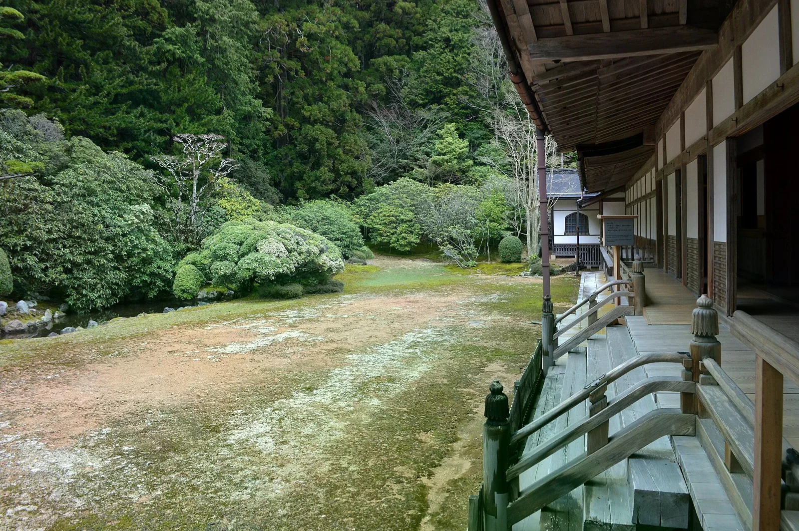 金剛峯寺庭園與沿庭院延伸的木造走廊