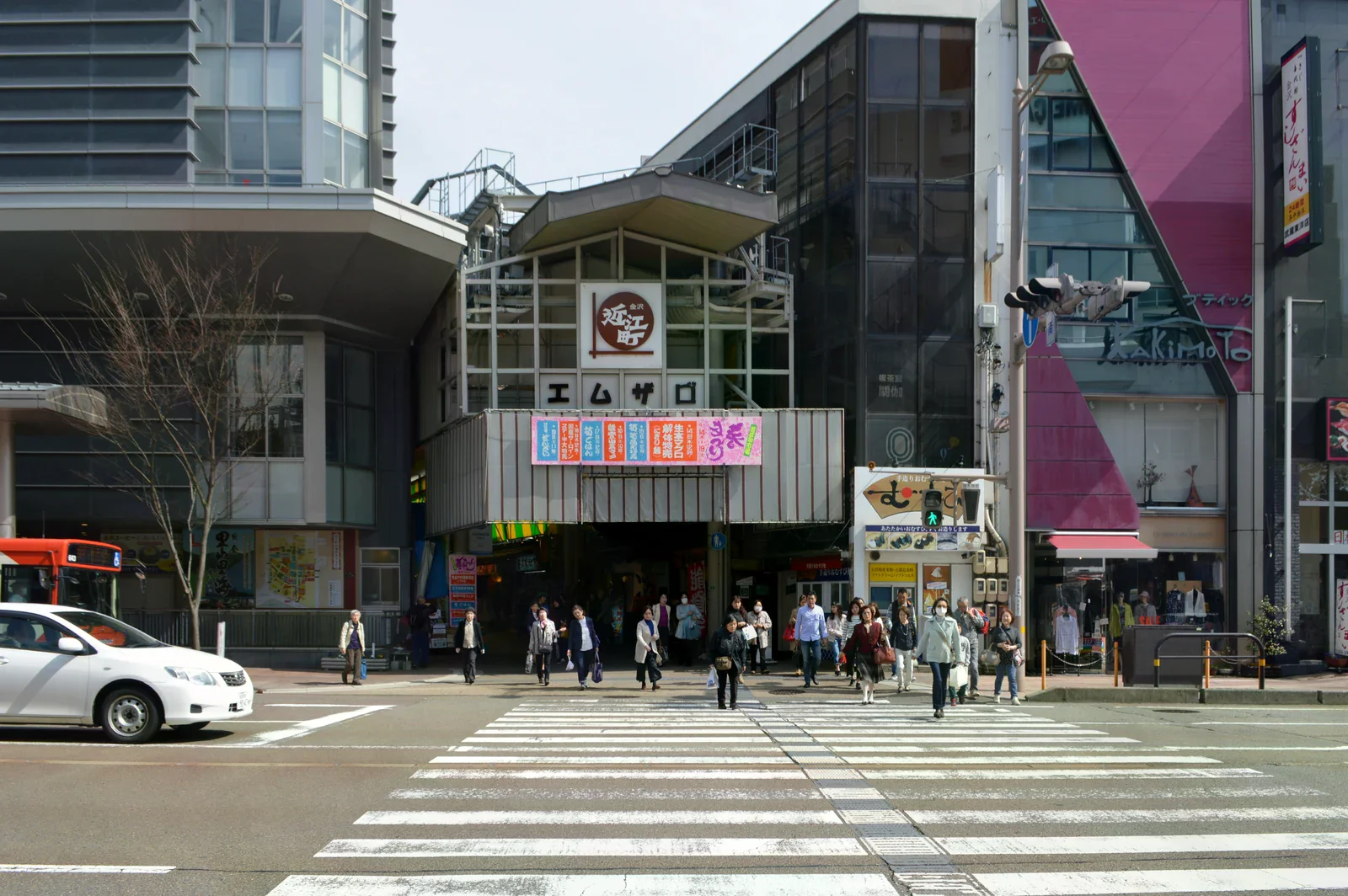 近江町市場西側入口與前方斑馬線