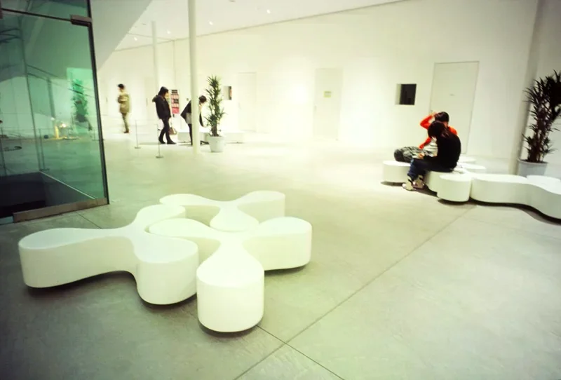 金澤21世紀美術館公共區域的白色曲線座椅，2007年照片
