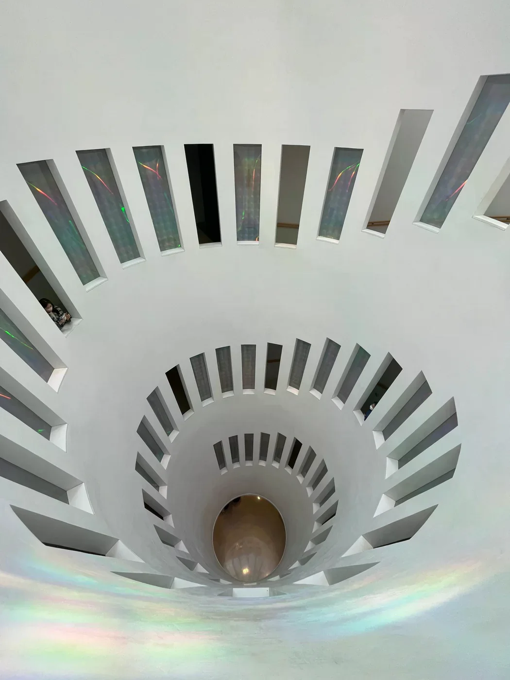 首爾 Leeum 美術館內環狀樓梯與天井，白色幾何建築空間
