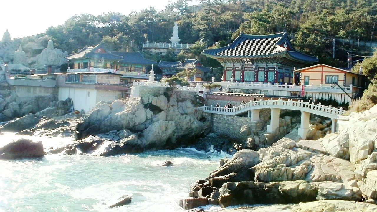 釜山海東龍宮寺依傍海岸岩石與海面的寺院建築