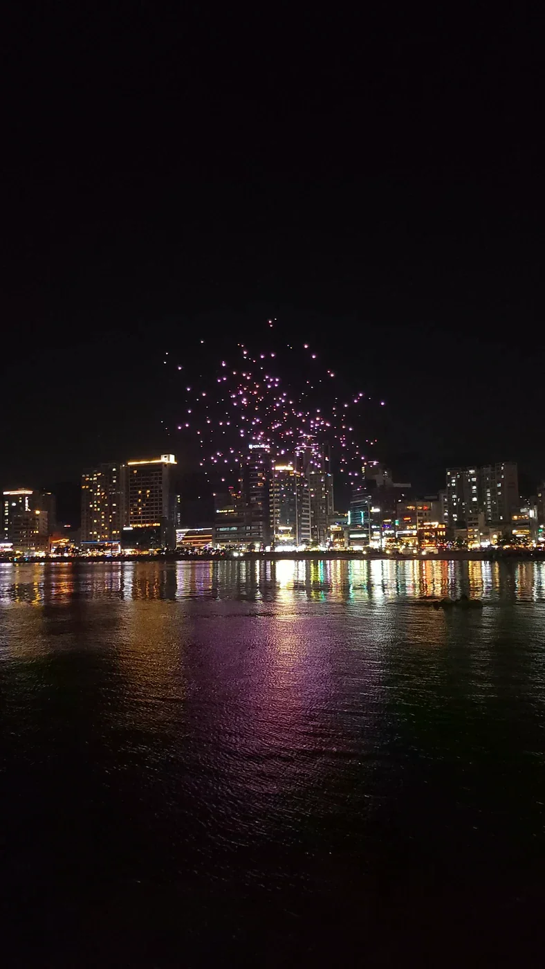 夜晚的廣安里海岸與對岸燈光映在水面上