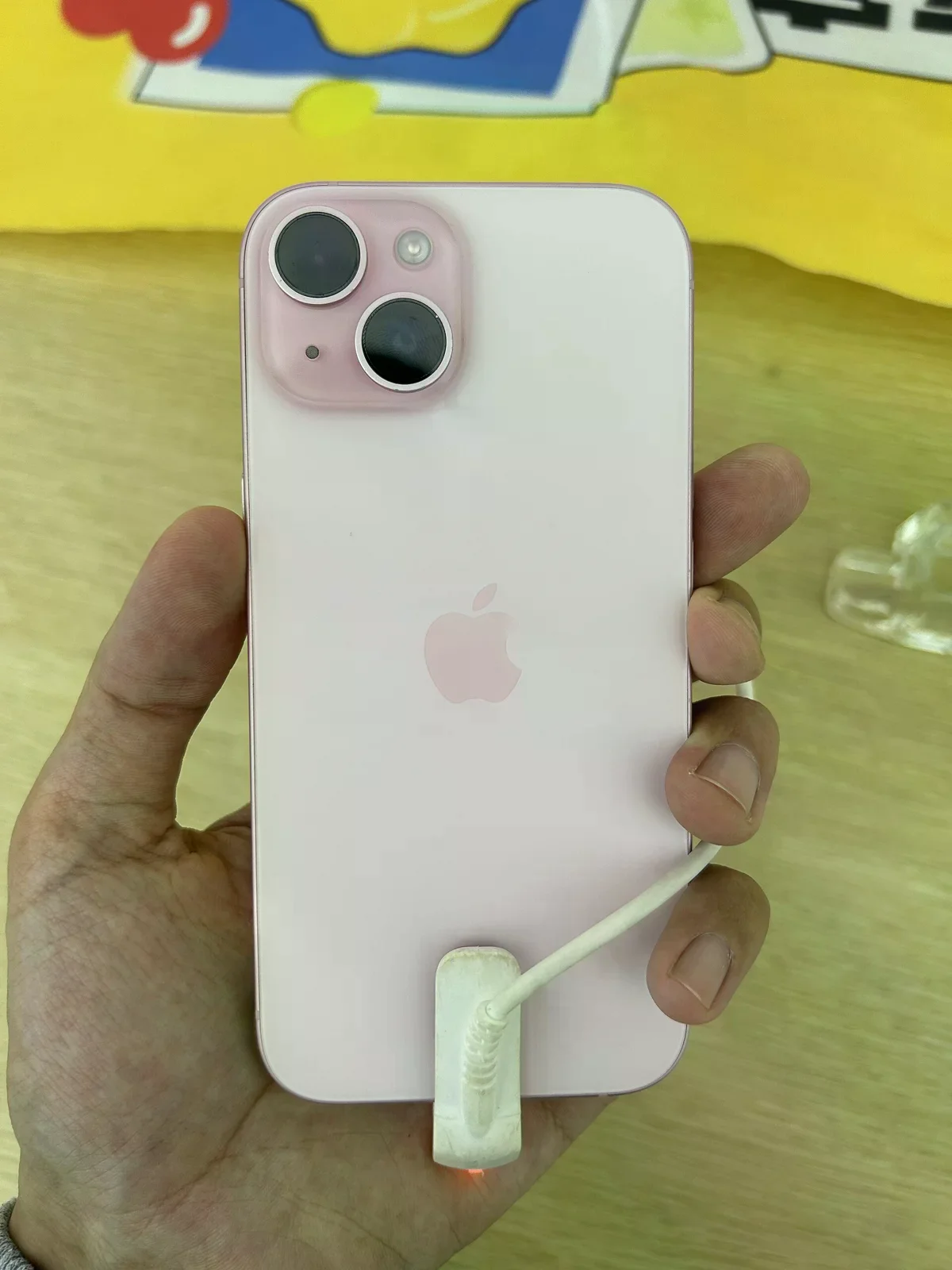 iPhone 15粉色機身實物。