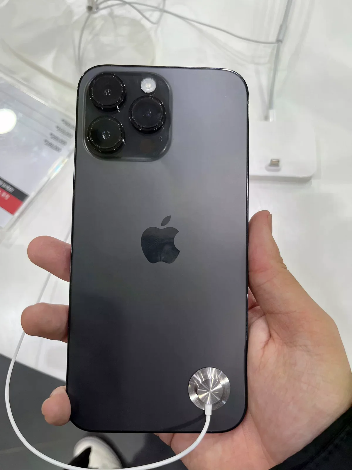 iPhone 14 Pro Max 展示機實物。