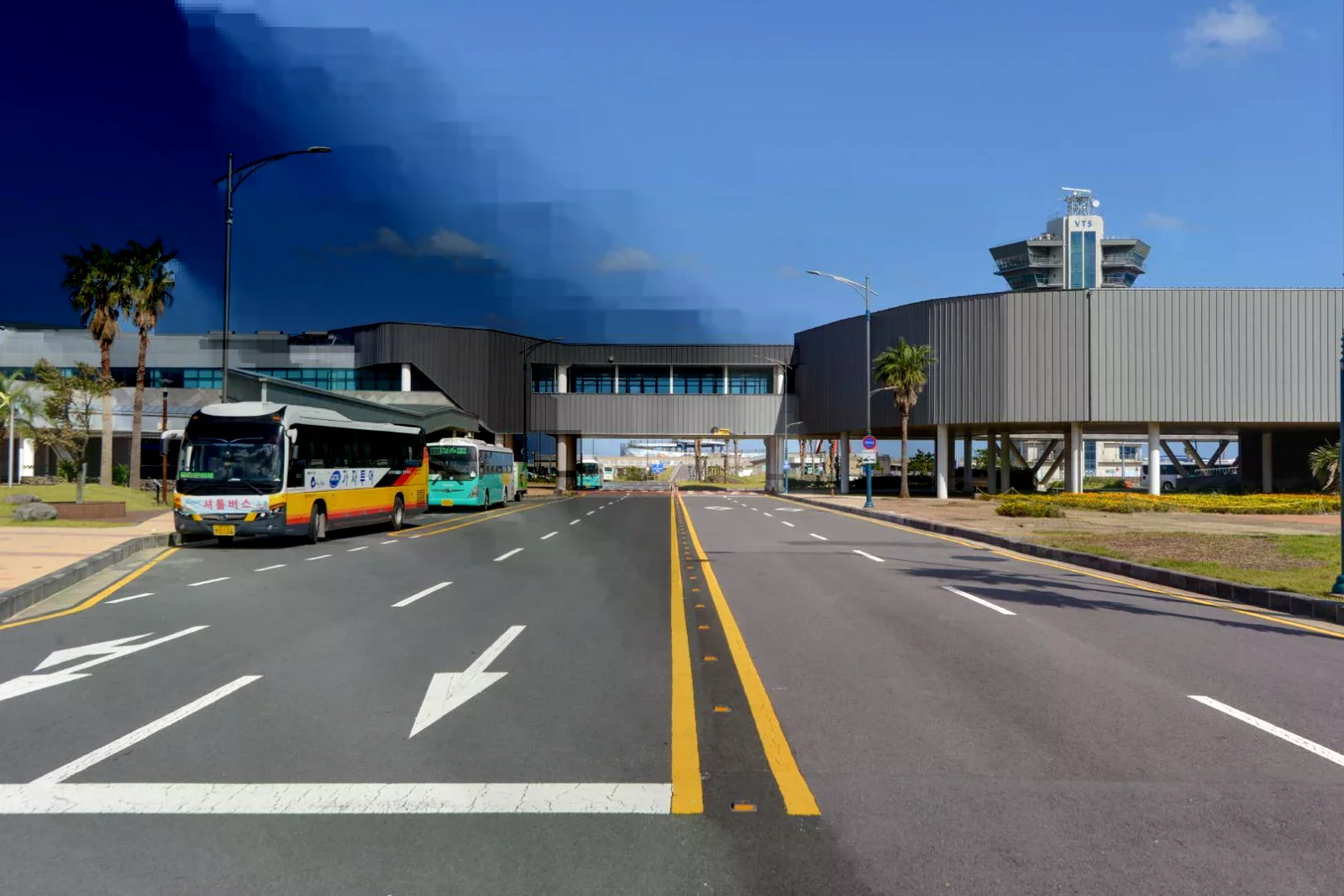 濟州港旅客航廈外觀與前方接駁車輛。