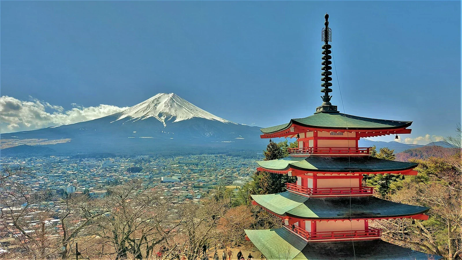 新倉山淺間公園忠靈塔與富士山同框，照片拍攝於 2023 年。