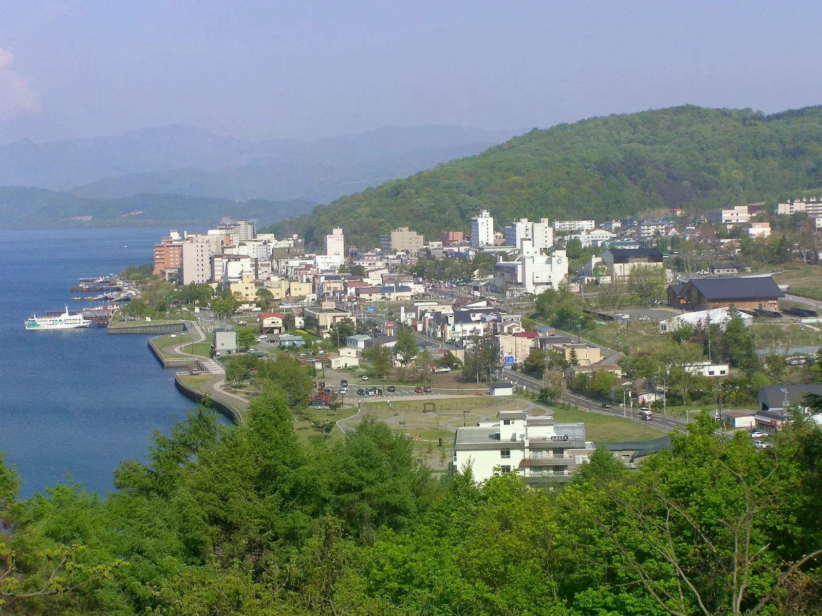 從高處俯看洞爺湖溫泉町、湖岸建築與道路