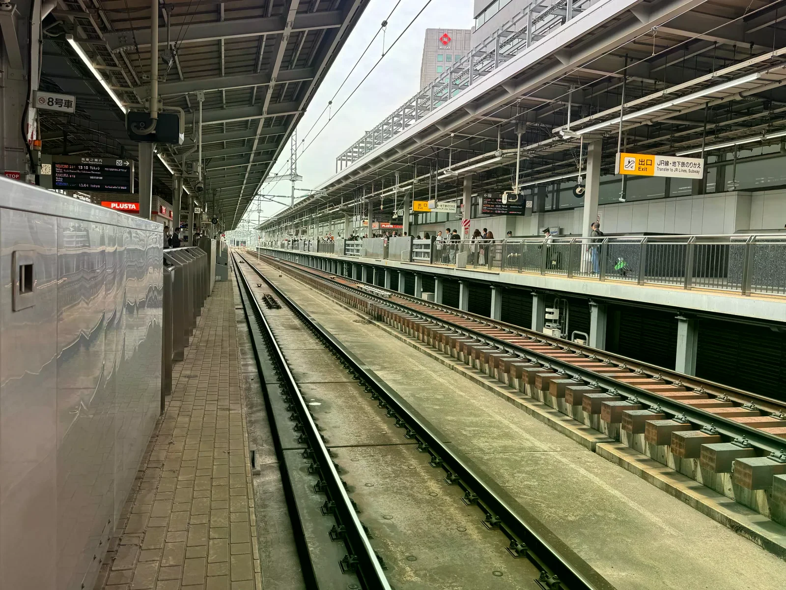 日本車站月台與列車軌道的交通情境