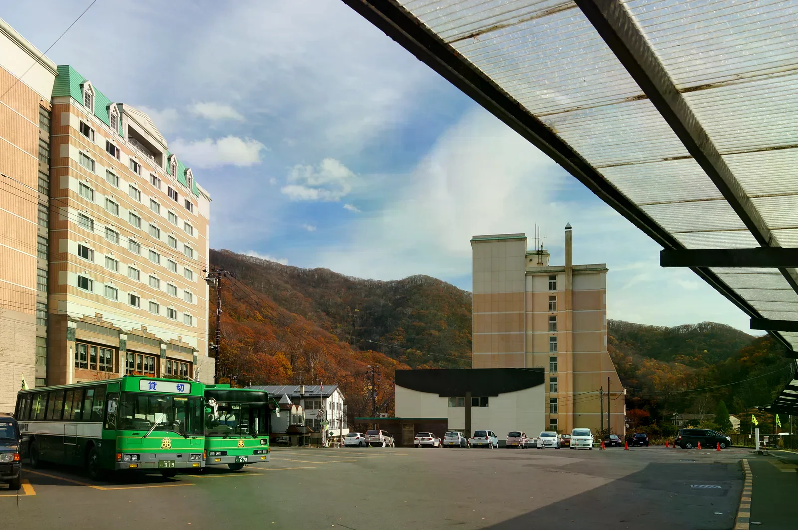 登別溫泉巴士總站停車區有數輛停放巴士，前景綠色巴士標示貸切