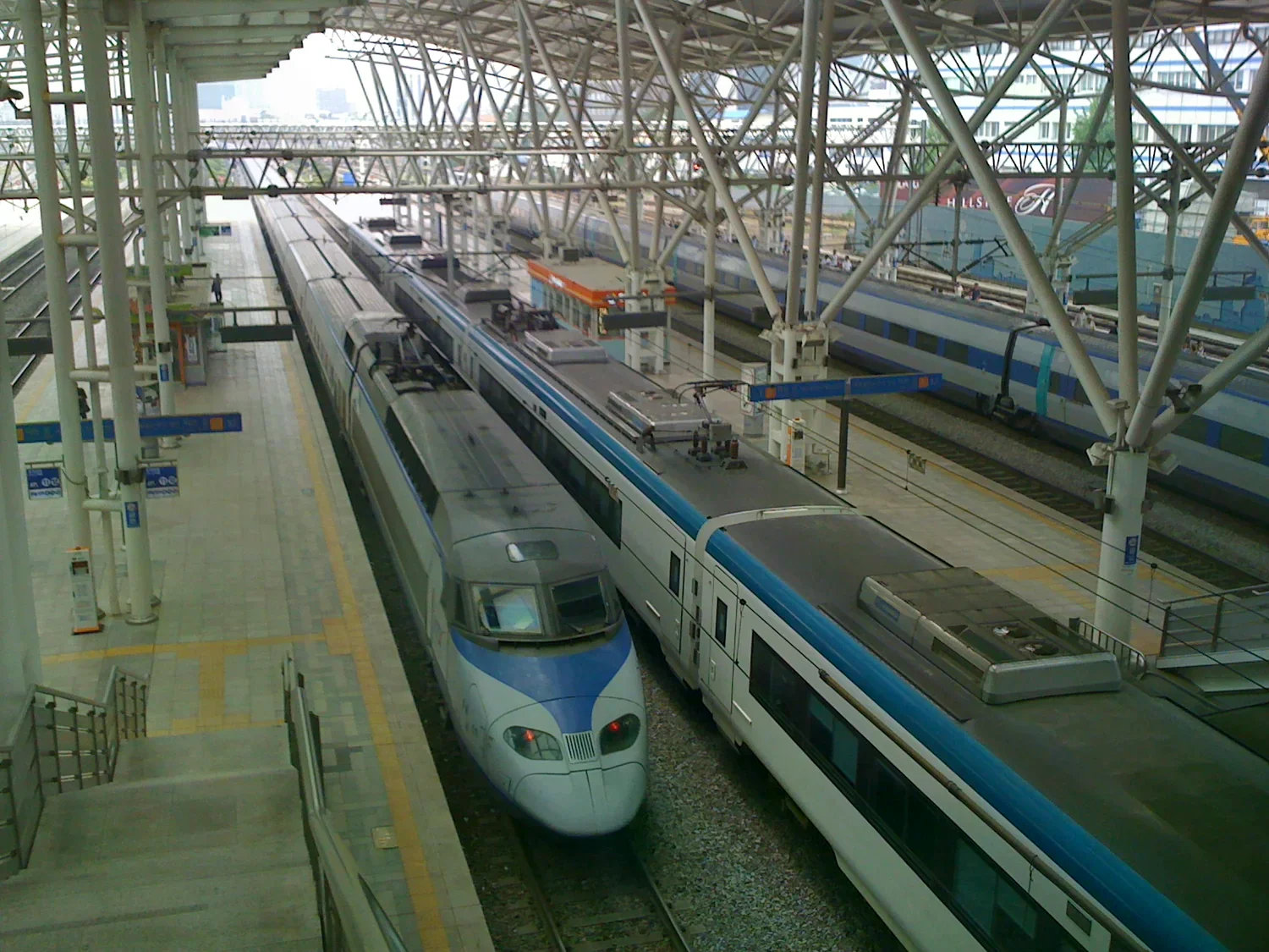 首爾站 KTX 月台與列車，攝於 2010 年