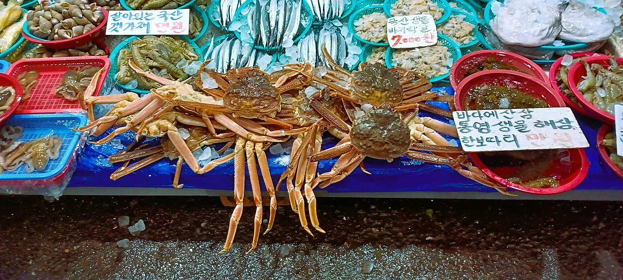 望遠市場海產攤上的魚貨、螃蟹與價目牌