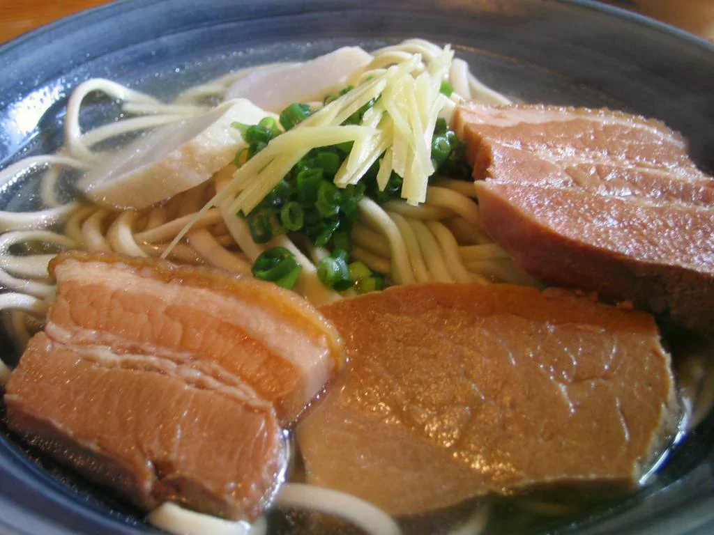 首里そば寬麵、豬肉片、蔥與薑絲