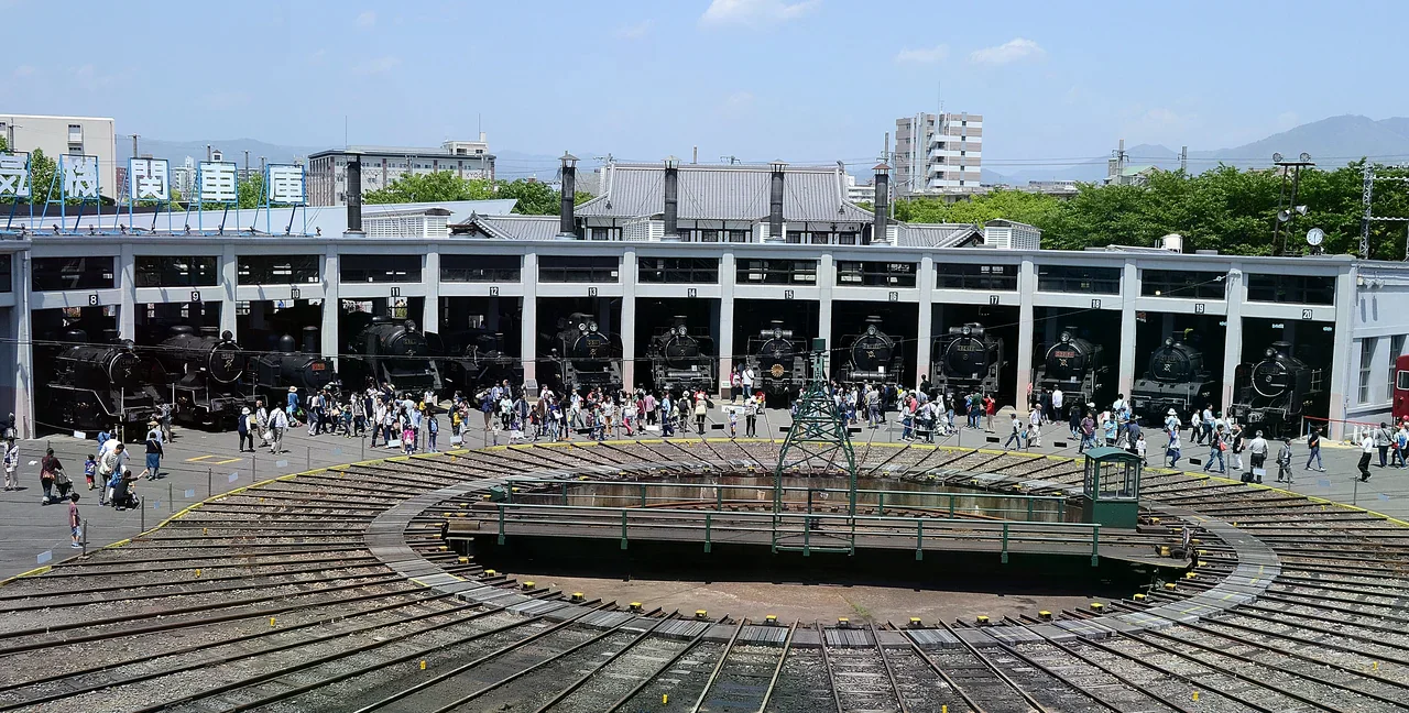 京都鐵道博物館的蒸汽機車展示庫。