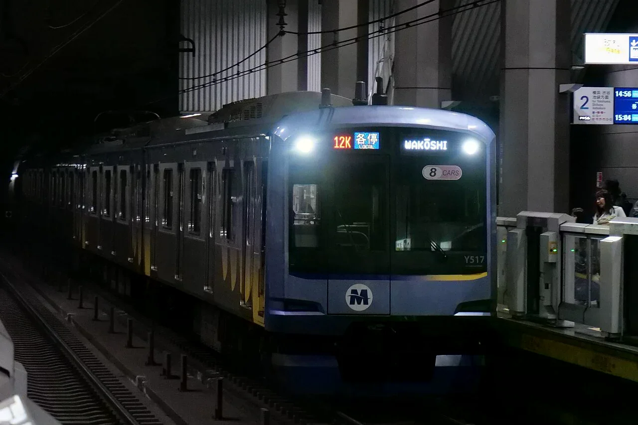 港未來線 Y500 系列列車抵達新高島站