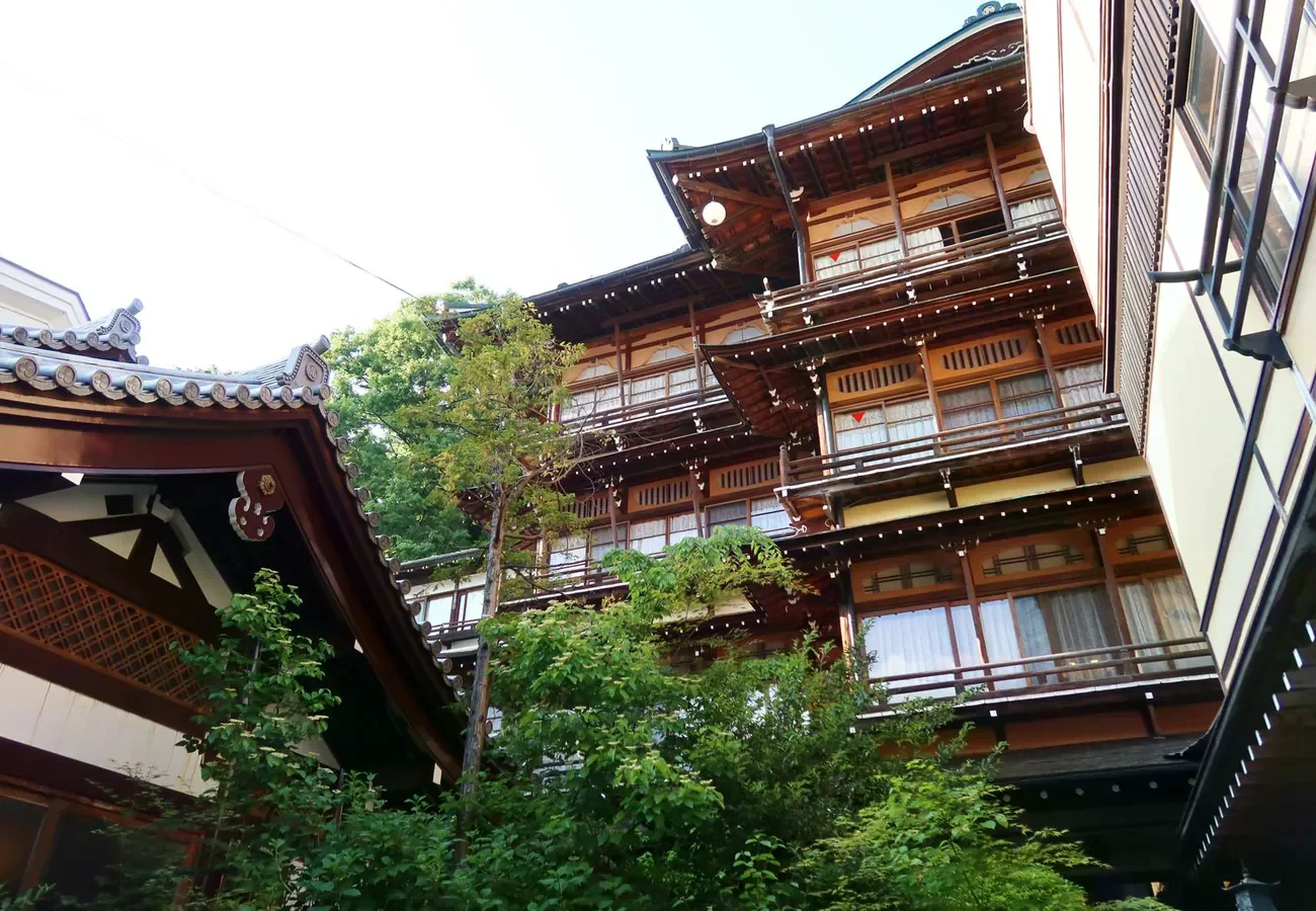長野縣山之內町的傳統旅館外觀，作為日本溫泉住宿建築情境
