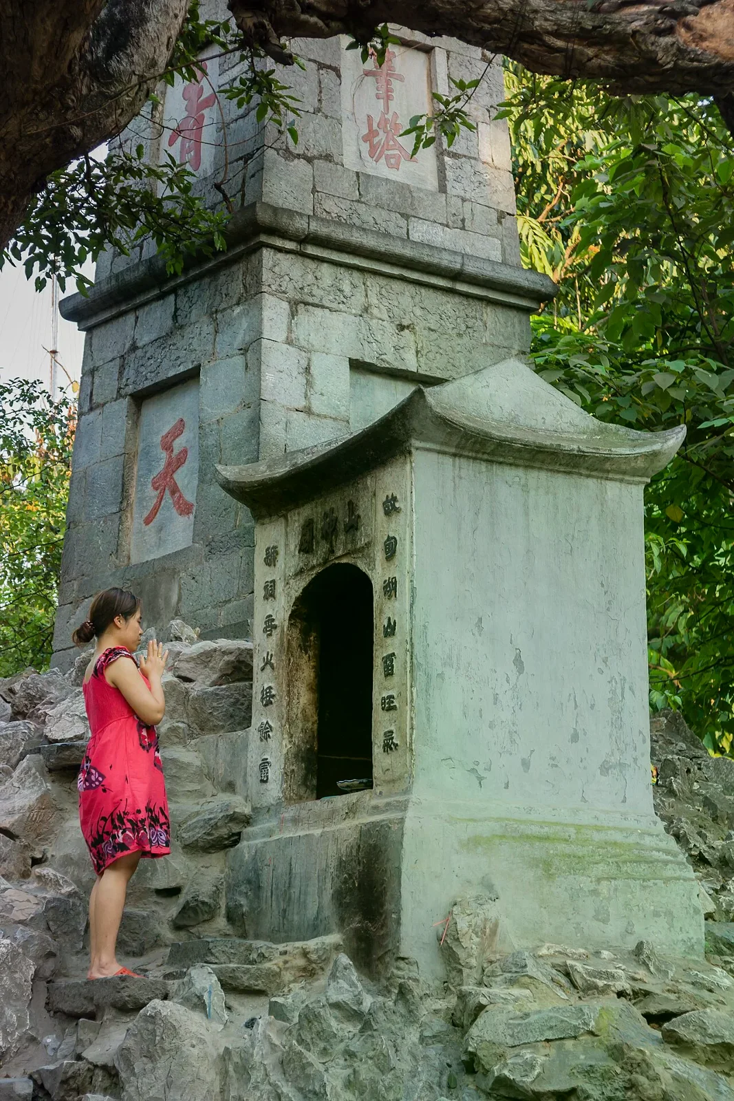 河內還劍湖旁的歷史石造建築