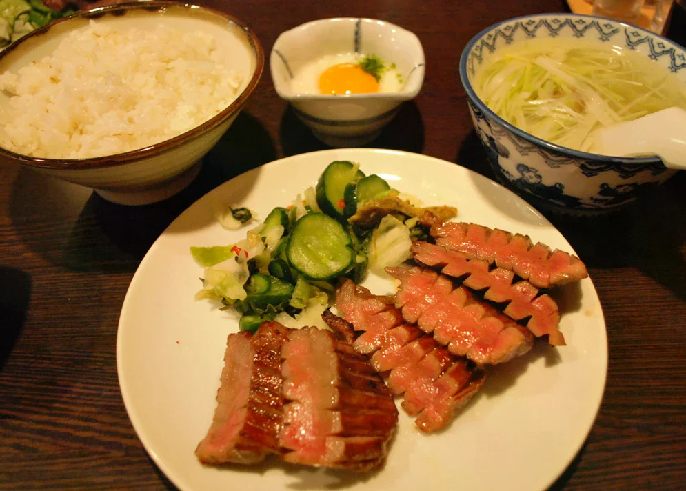 利久「極定食」牛舌、米飯、湯品與小菜的定食