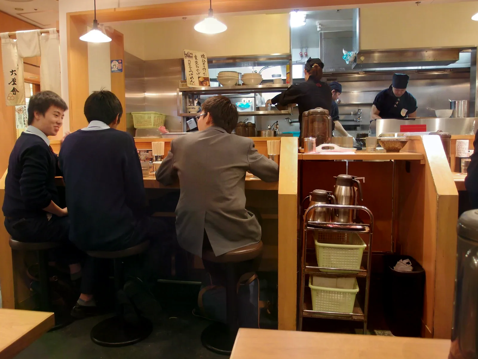 六厘舎木質吧檯、餐具與開放式廚房