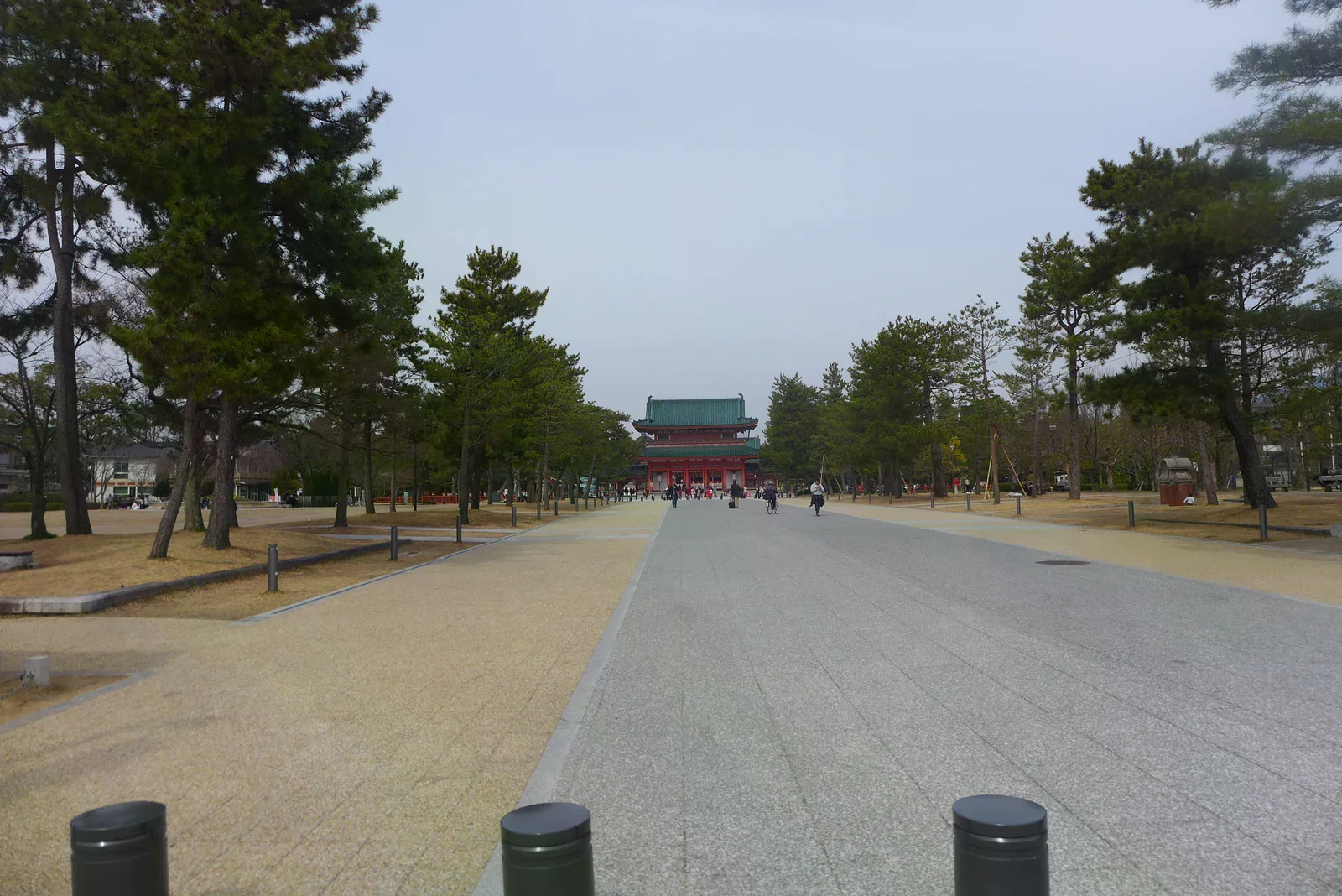 京都岡崎神宮道步行區與遠方朱紅建築