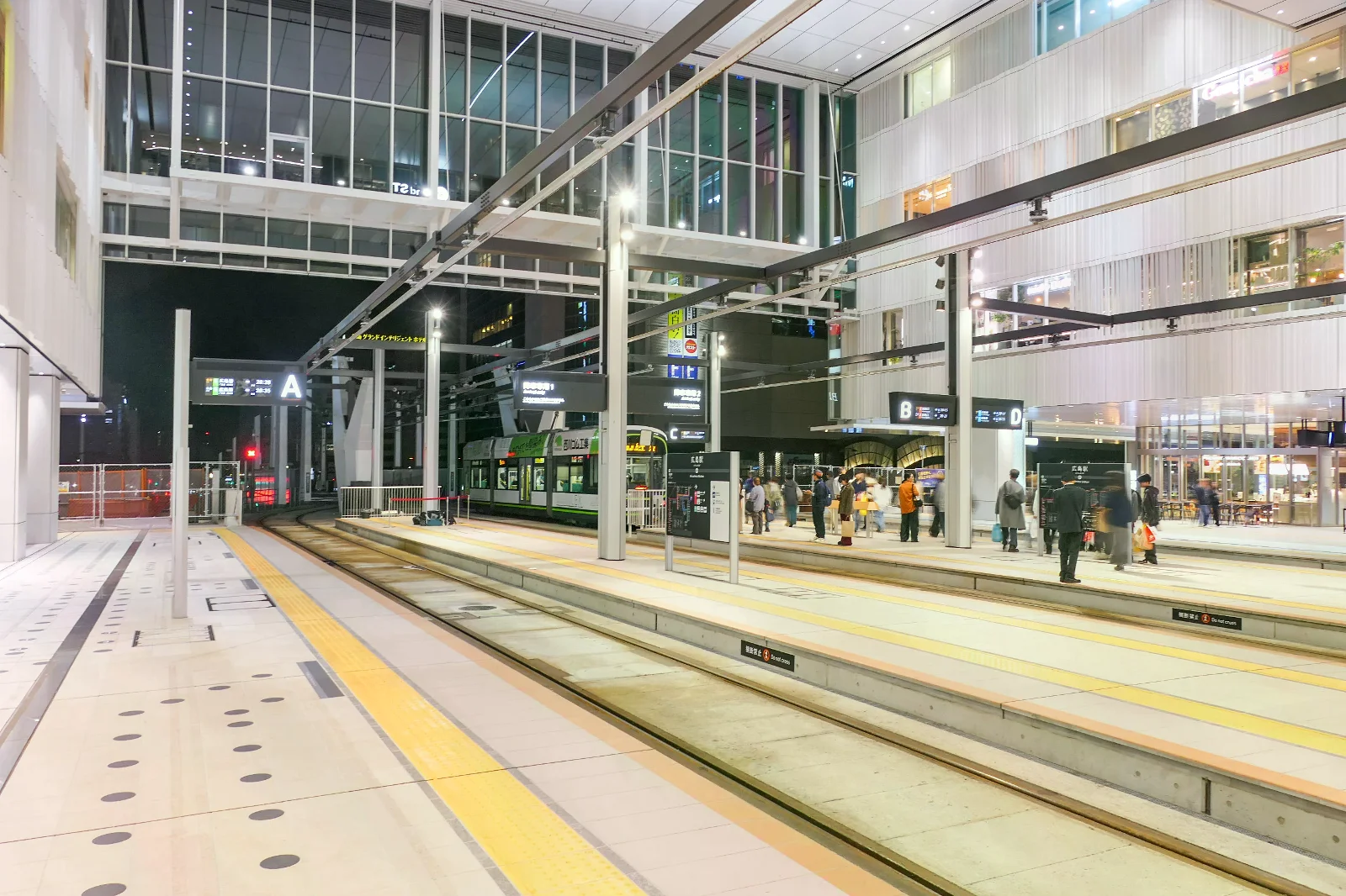 廣島站二樓路面電車月台、軌道與候車乘客