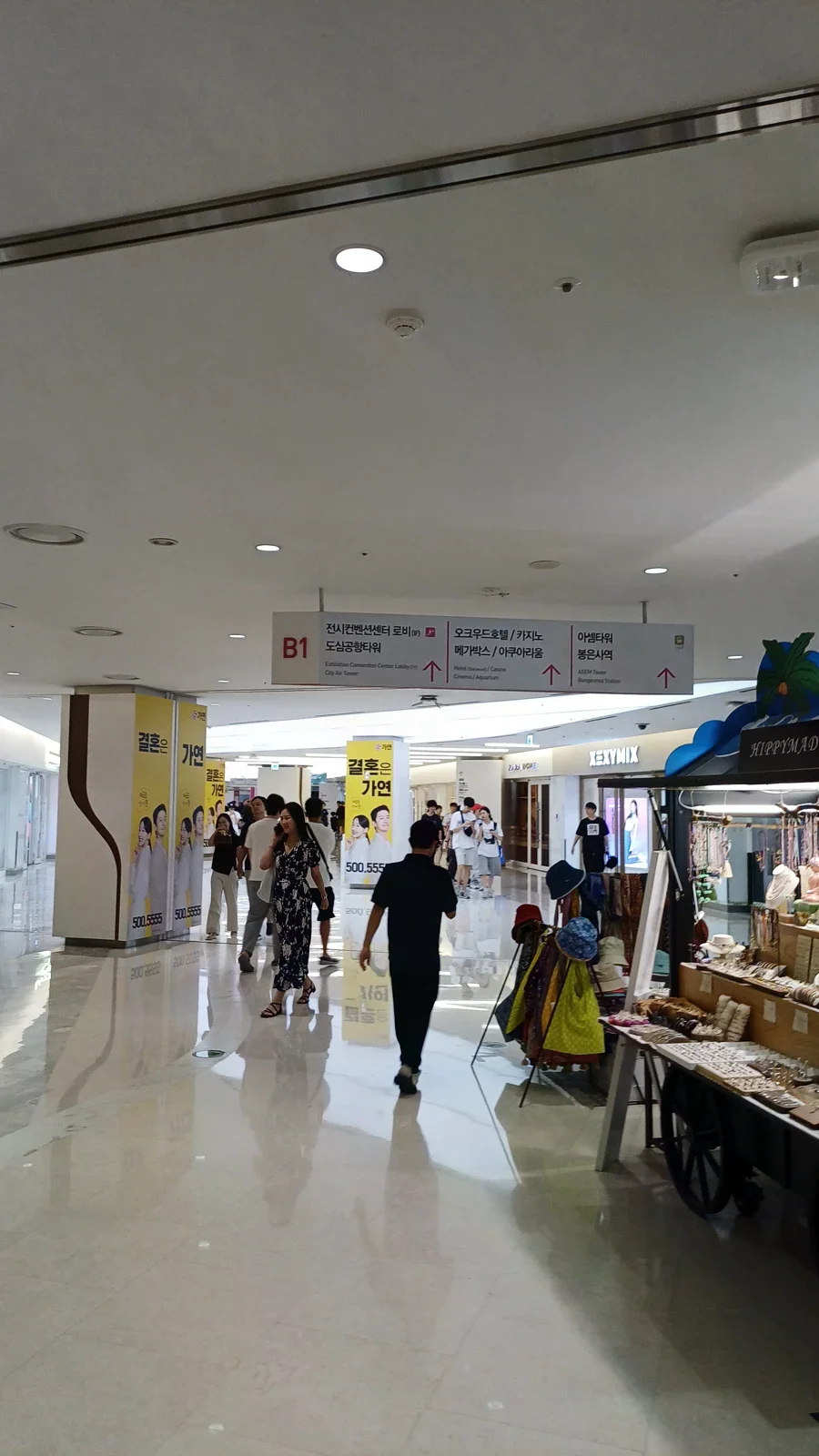 COEX 商場的室內通道與店鋪。