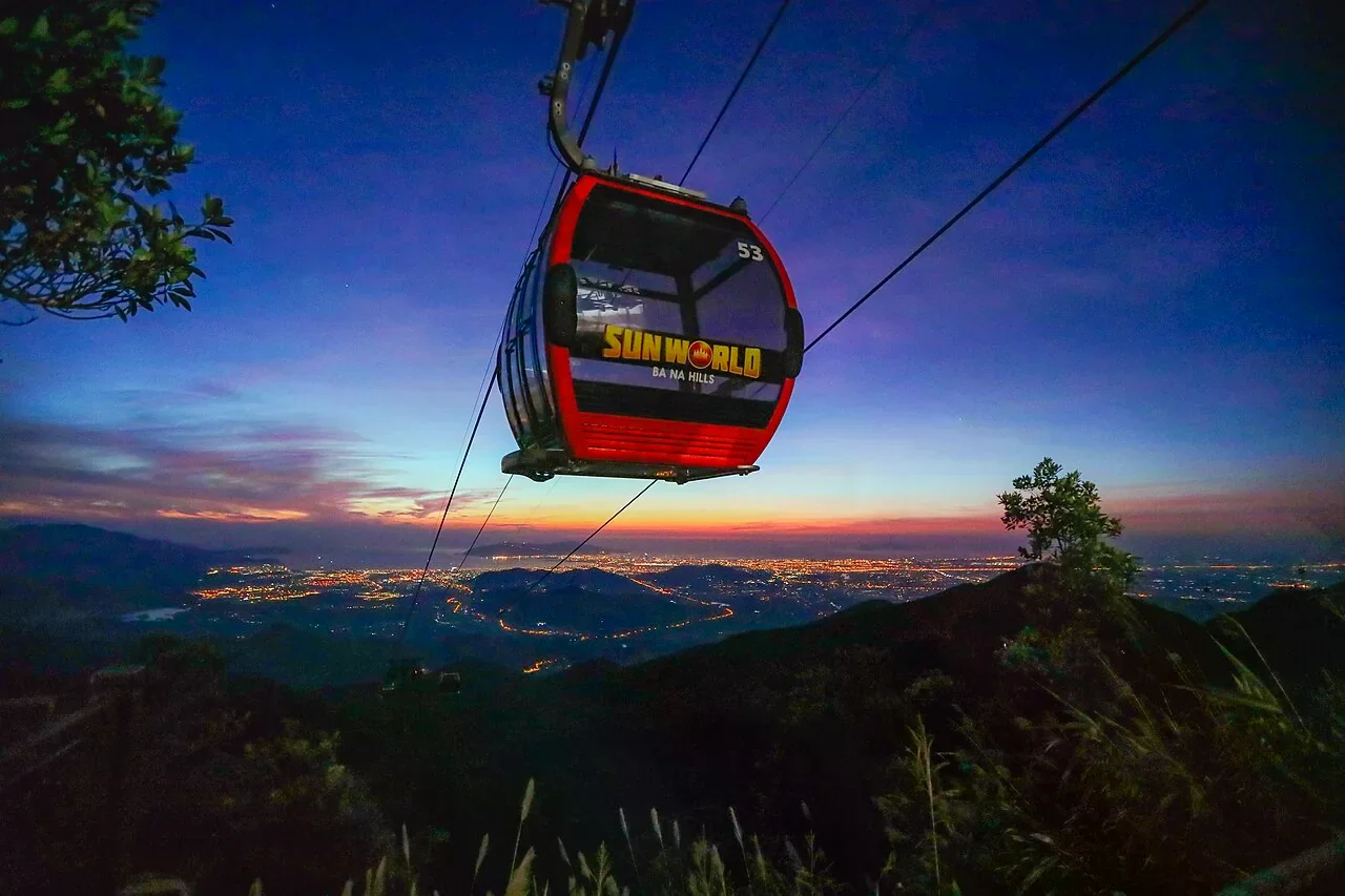 傍晚纜車車廂行經巴拿山林間