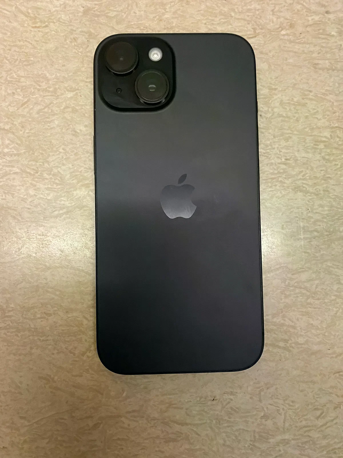 iPhone 15黑色機身實物。