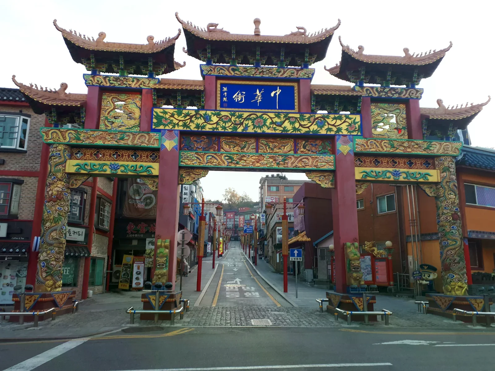 仁川中華街入口的三門牌樓與街道
