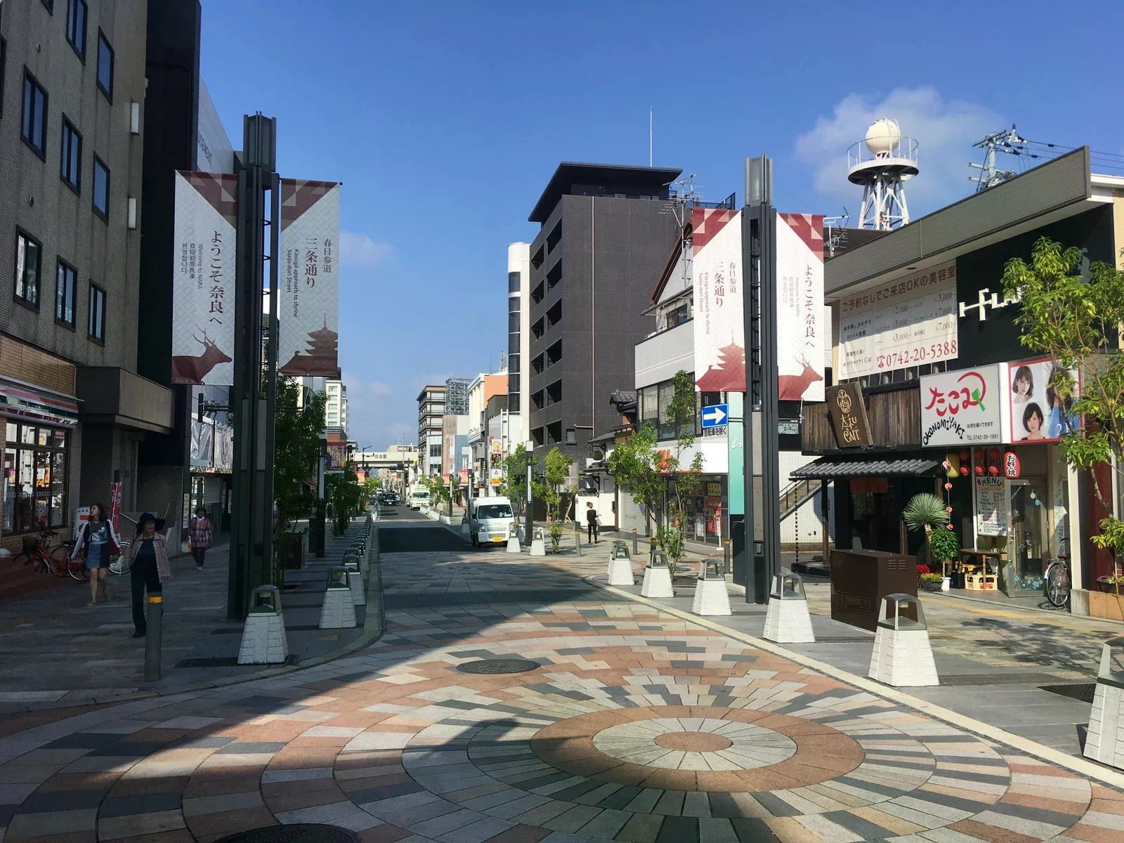 奈良三条通行人街道與招牌