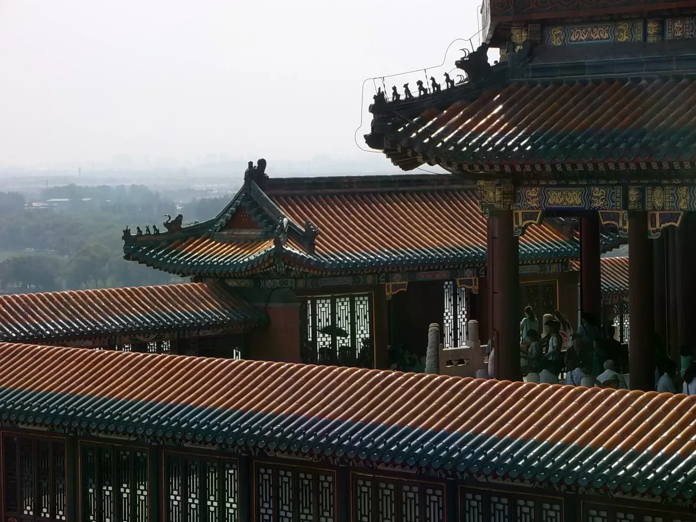 頤和園佛香閣一帶的橘色與綠色琉璃瓦屋頂近景