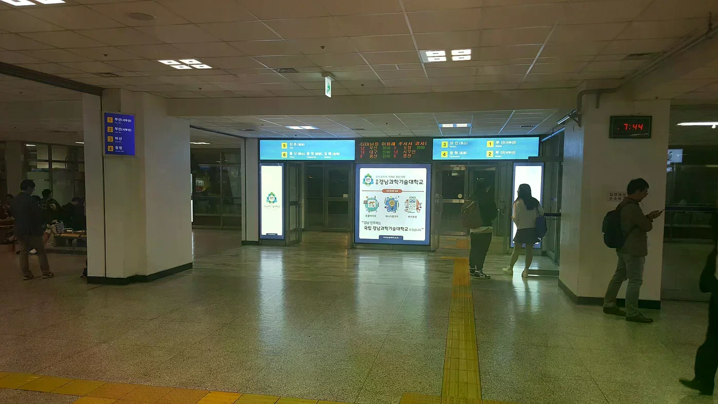 2016 年的首爾高速巴士客運站慶釜線出入口。