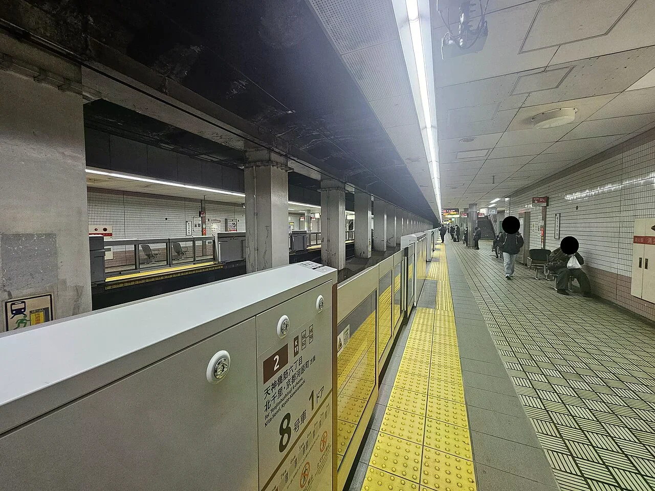 大阪 Metro 堺筋線扇町站月台的月台門、候車區和黃色導盲磚