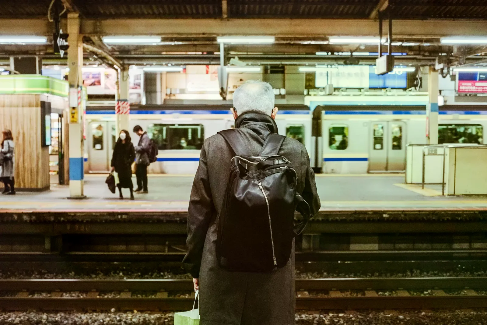 旅客在日本車站月台候車的情境