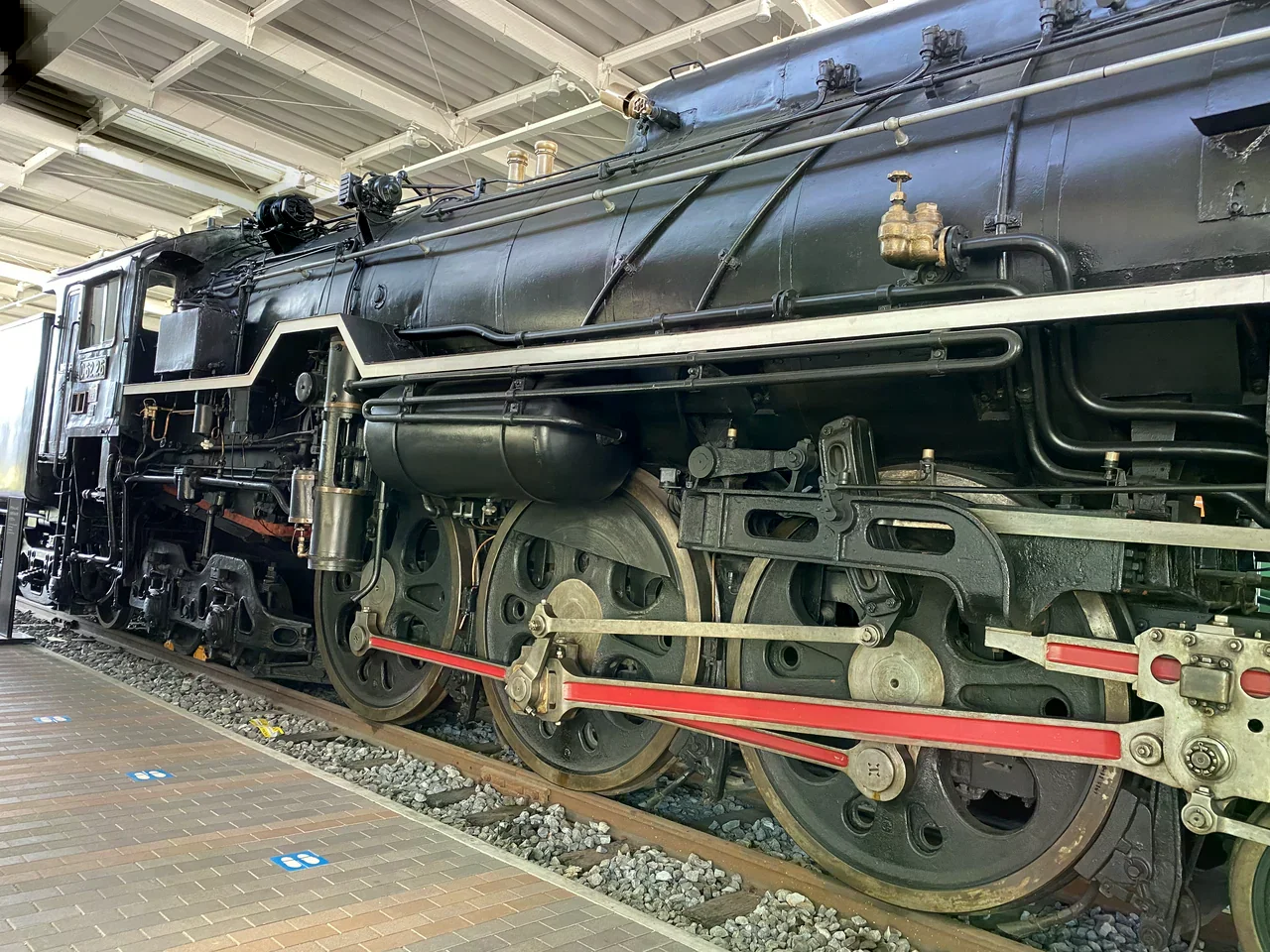 京都鐵道博物館展示的 C62 26 蒸汽機車局部。