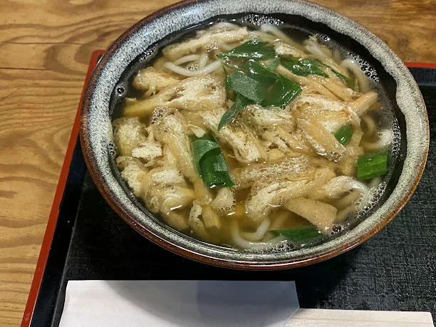 豆皮與蔥覆在笑福亭烏龍麵上