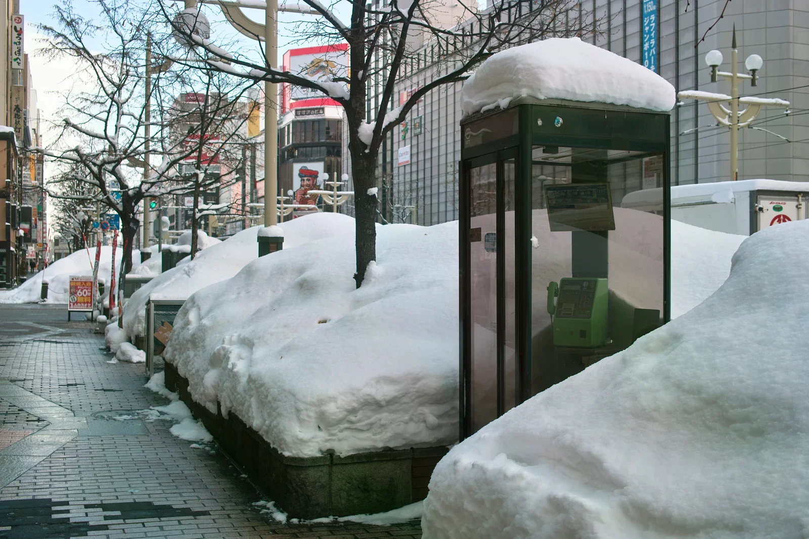 薄野人行道上有積雪與行人經過