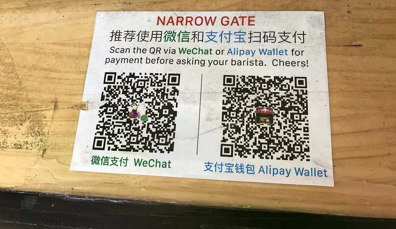 店家桌上貼著的微信與支付寶收款 QR code。