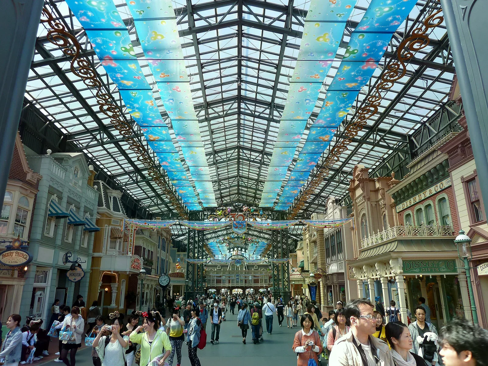 東京迪士尼樂園入口處有透明屋頂的商店街 World Bazaar，兩旁是復古式樣店面，街上有不少遊客