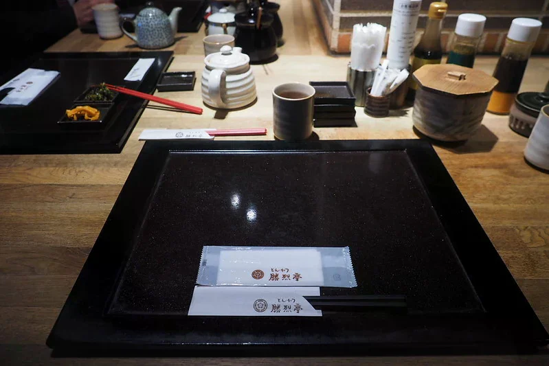 勝烈亭餐桌的餐具、調味罐與餐盤