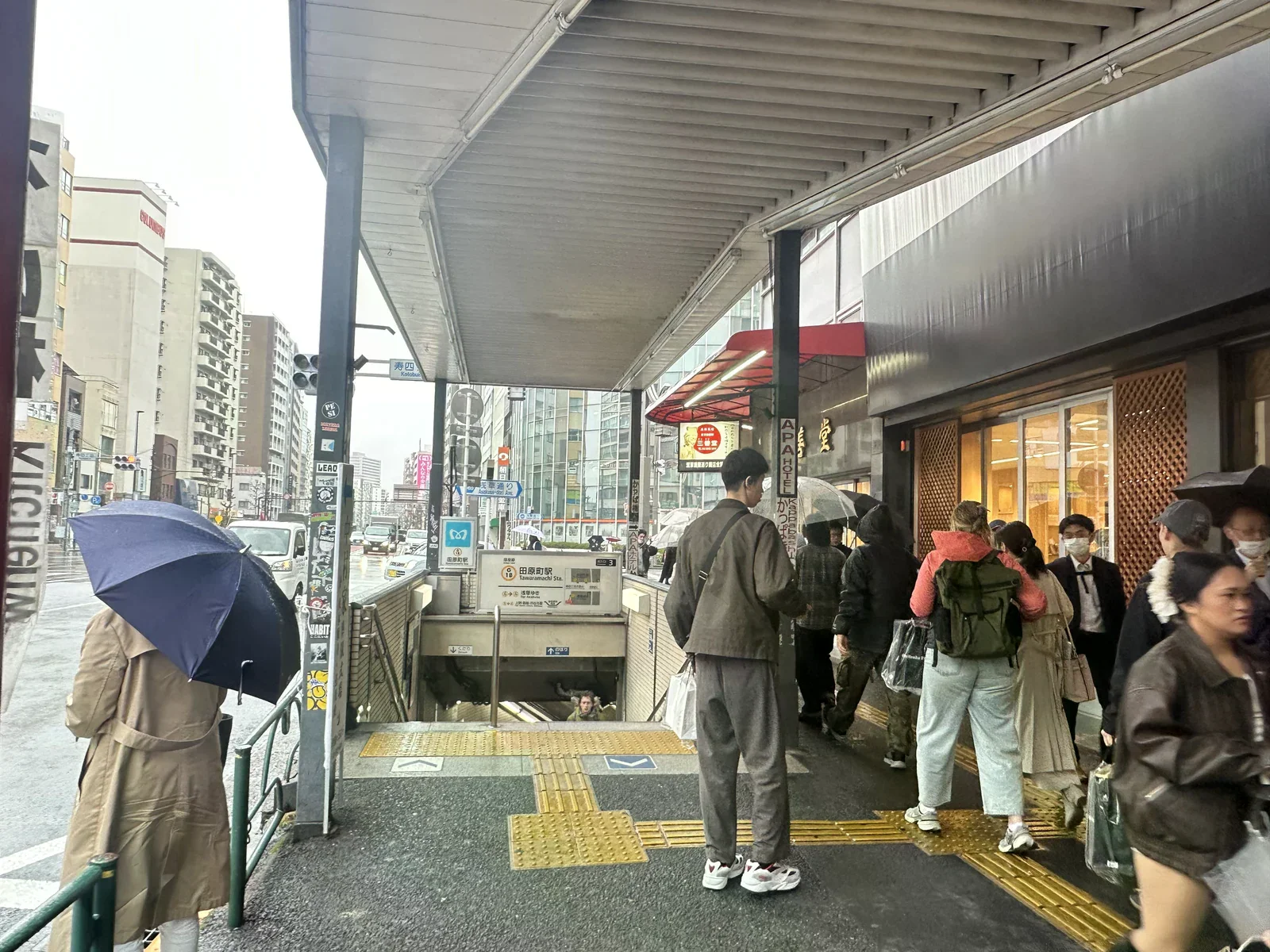 田原町站3號出口階梯與站牌